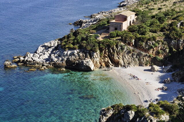 Een strand op Sicilië