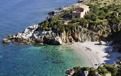 Een strand op Sicilië