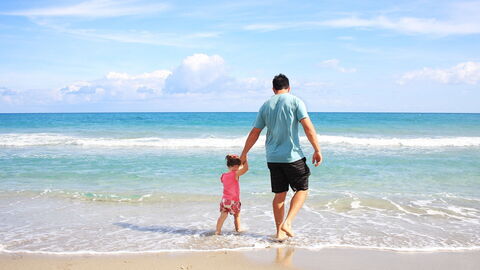 Vader en dochter op strand