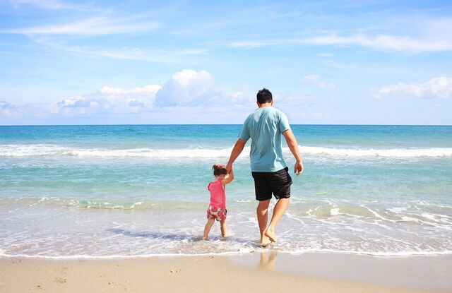 Vader en dochter op strand