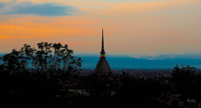 mole antonelliana bij zonsondergang