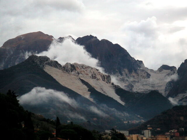 Carrara met Monte Sagro op de achtergrond