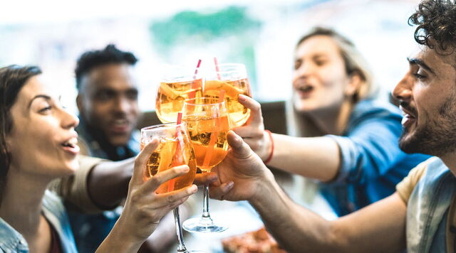Vrienden genieten van een Spritz