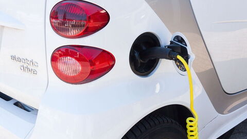 Een elektrische auto opladen