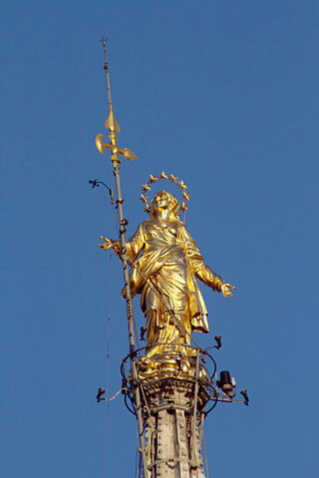 Madonna beeld bovenop het gebouw