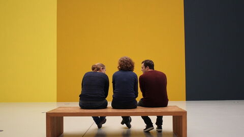 Bezoekers in een museum