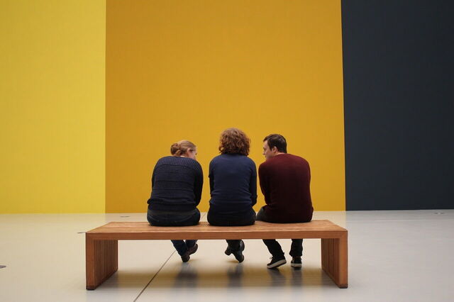 Bezoekers in een museum