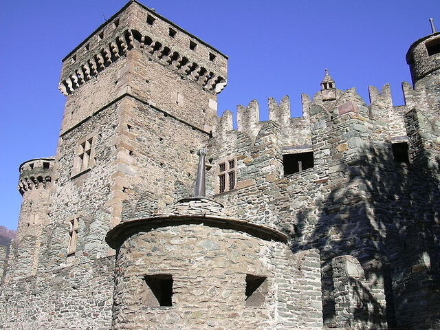 De buitenmuren van Fénis kasteel