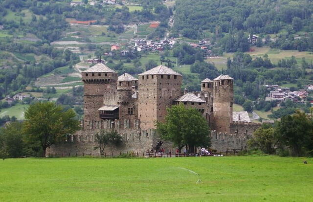 Fénis kasteel en stadje