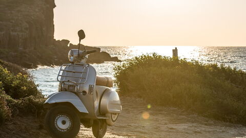 Een scooter aan zee in Italië