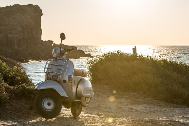 Een scooter aan zee in Italië