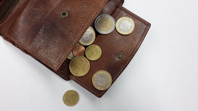 Euro's vallen uit een portemonnee