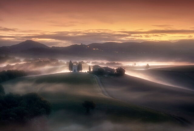 Toscaans platteland in de mist