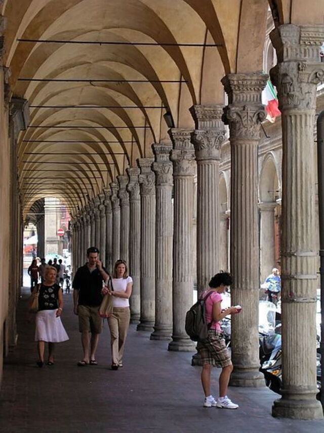 interieur van een typische zuilengang in Bologna