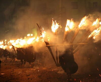 De vuurparade van het Ndocciata festival