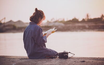 Lezen bij zonsondergang