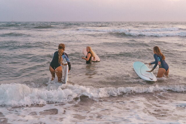 Een groep vrouwen aan het surfen