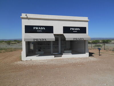 Speciale Armani winkel installatie in Marfa