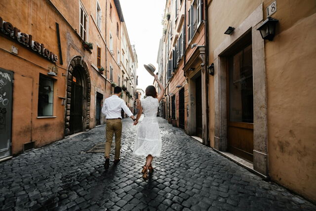 Wandelen op een geplaveide straat in Italië