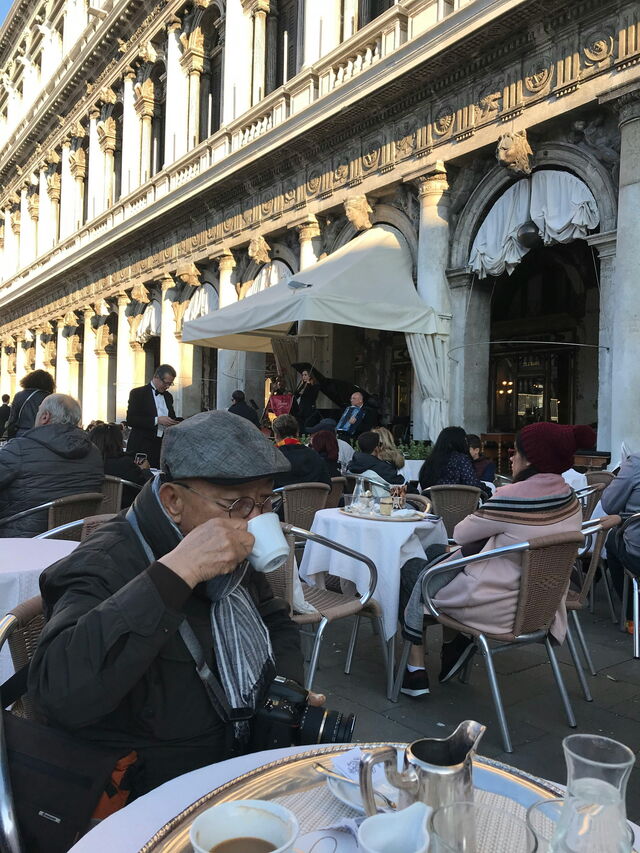 Een man geniet van koffie in Italië
