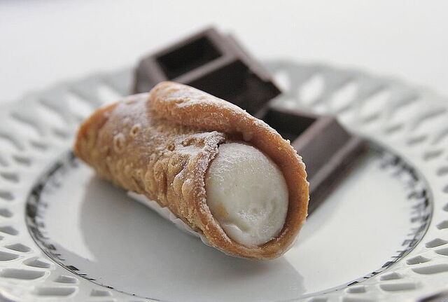 Het zoete deegwaar met ricotta kaas genaamd "Cannolo siciliano"