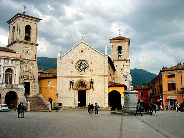 Hoofdplein en kerk in Norcia