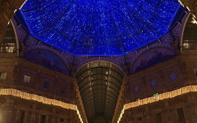 Een galerij in Milan met kerstverlichting