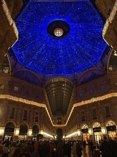 Een galerij in Milan met kerstverlichting