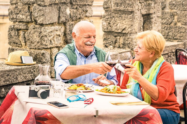Een koppel aan het dineren in Italië