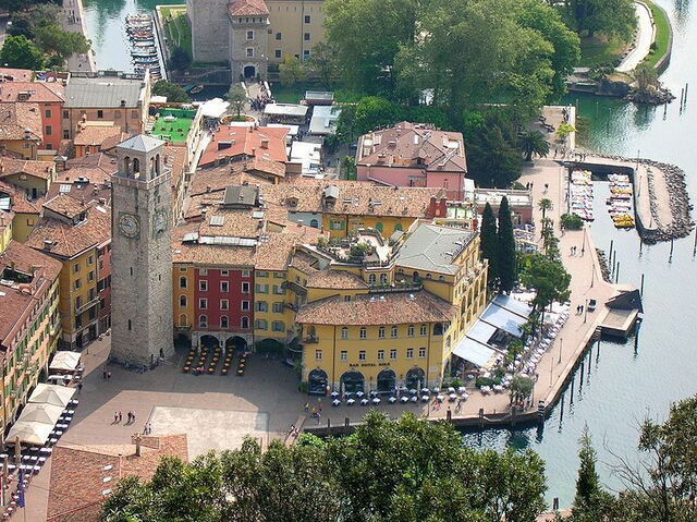 Piazza en toren in Riva del Garda