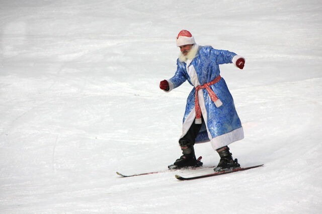 Kerstman op de ski's