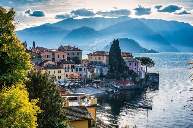 Varenna en achtergrond landschap