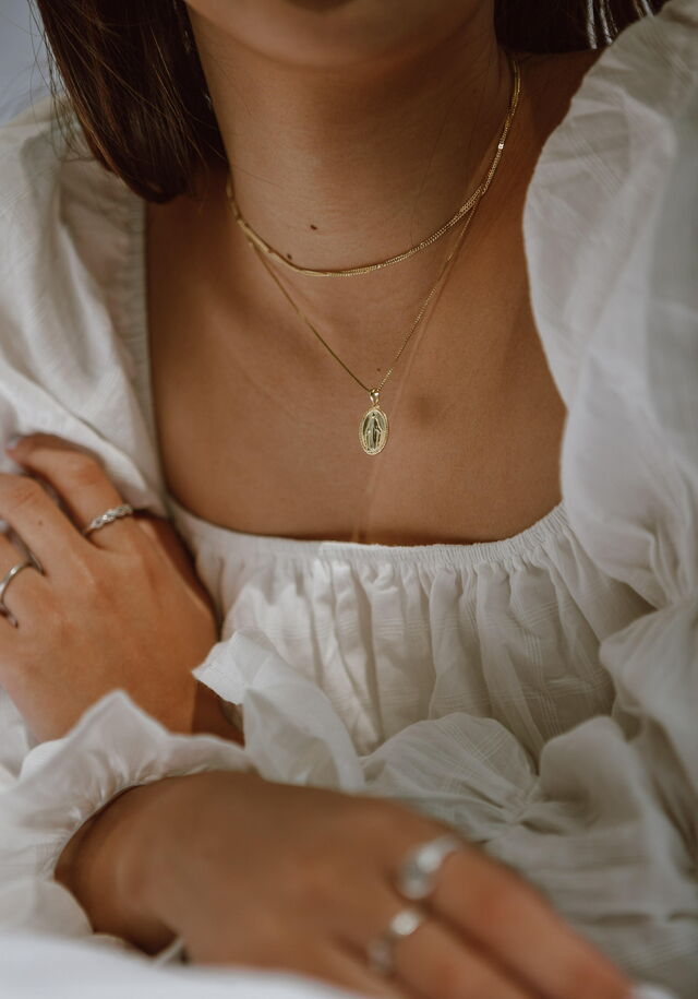 Vrouw draagt sieraden