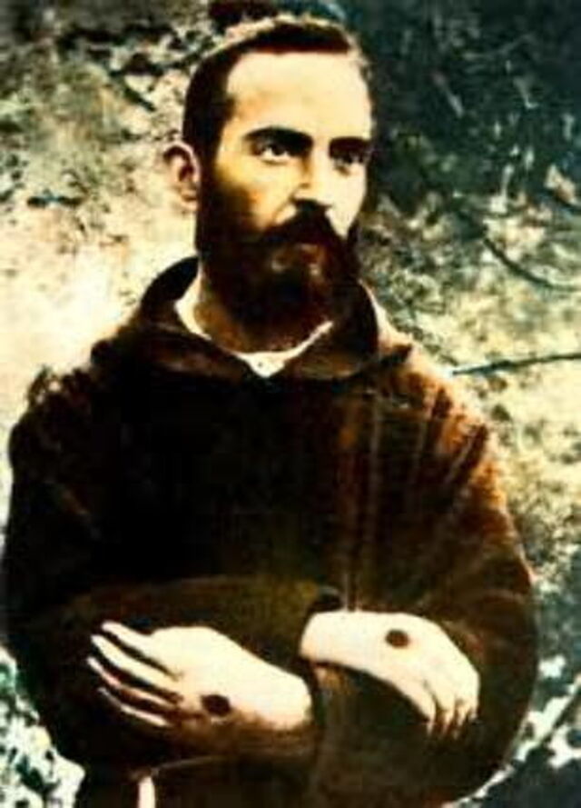 foto van een jongen Padre Pio met stigmata