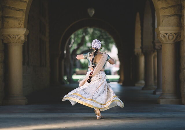 Hindu vrouw aan het dansen