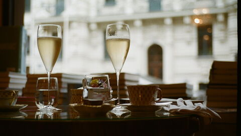Genieten van prosecco op vakantie in Italië