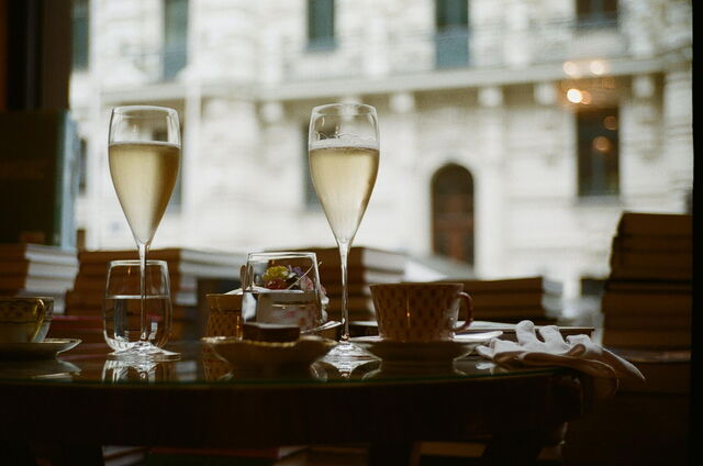 Genieten van prosecco op vakantie in Italië