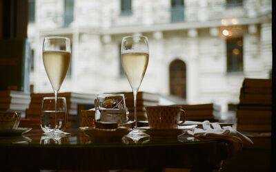 Genieten van prosecco op vakantie in Italië