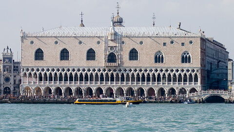 Palazzo Ducale gezien vanaf het kanaal