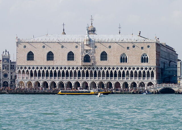 Palazzo Ducale gezien vanaf het kanaal