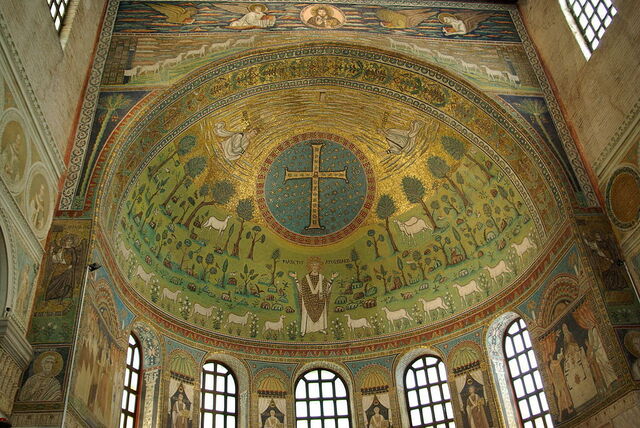 Ravenna met mosaik apsis