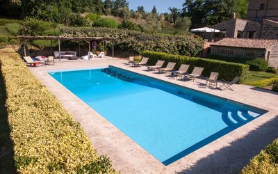 Casale Porano: Zwembad, Eigendom, Gras, Huis, Rechthoek, Vrije Tijd, Onroerend Goed, Villa, Gebouw, Vakantie