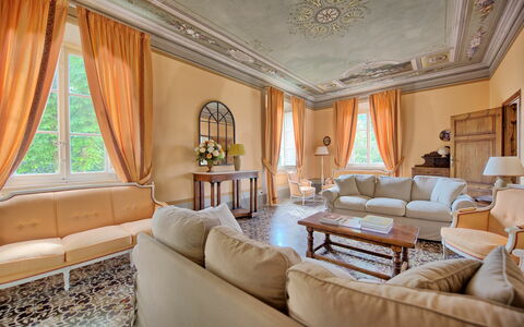 Villa Fiamma: Tafel, Bankstel, Meubilair, Fotolijst, Eigendom, Comfort, Gebouw, Stoel, Woonkamer, Textiel