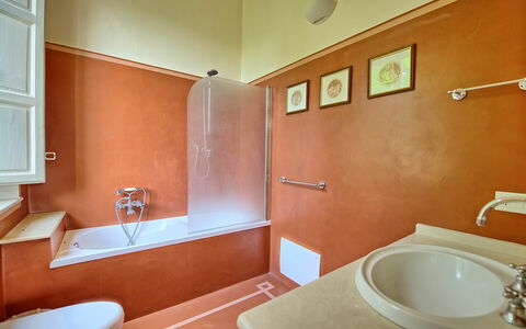 Villa Fiamma: Wastafel, Kraan, Loodgieterswerkinrichting, Eigendom, Spiegel, Wastafel In De Badkamer, Bad, Badkamer, Interieur Ontwerp, Architectuur