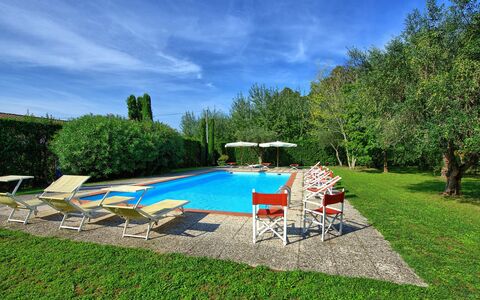 Villa Fiamma: Wolk, Fabriek, Lucht, Meubilair, Water, Zwembad, Paraplu, Buitenmeubels, Schaduw, Boom
