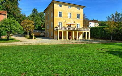 Villa Fiamma: Lucht, Gebouw, Fabriek, Venster, Groen, Wolk, Boom, Natuurlijk Landschap, Land Lot, Gras