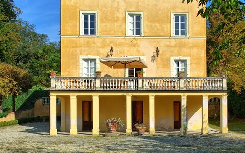 Villa Fiamma: Lucht, Fabriek, Gebouw, Venster, Wolk, Boom, Huis, Hout, Gras, Veranda