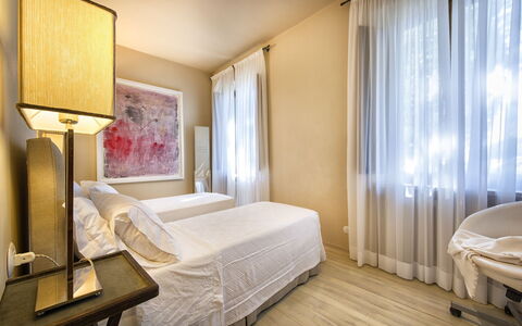 Villa Piazza Della Fortezza: Slaapkamer, Kamer, Meubilair, Eigendom, Interieur Ontwerp, Bed, Laken, Gebouw, Bed Frame, Gordijn