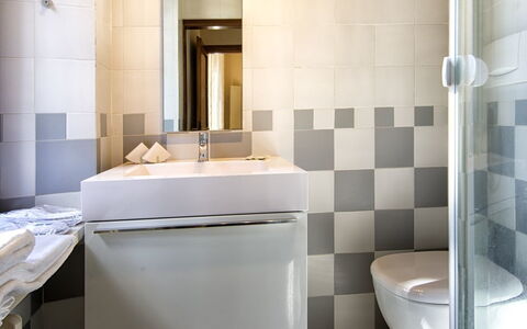 Villa Piazza Della Fortezza: Badkamer, Tegel, Kamer, Eigendom, Verdieping, Interieur Ontwerp, Muur, Ceramic, Architectuur, Loodgieterswerkinrichting