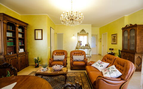 Antonietta: Kamer, Eigendom, Interieur Ontwerp, Woonkamer, Meubilair, Geel, Groen, Gebouw, Huis, Onroerend Goed